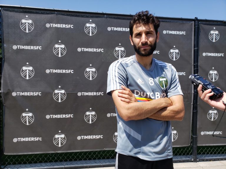 MLS muốn đeo thiết bị theo dõi là một điều khoản trong thỏa ước lao động với cầu thủ MLS muốn đeo thiết bị theo dõi là một điều khoản trong thỏa ước lao động với cầu thủ