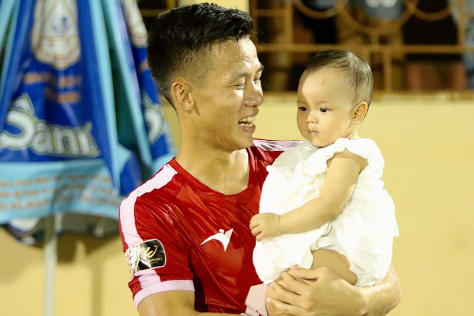 Quế Ngọc Hải rạng rỡ cùng con gái trong ngày Ngày của cha