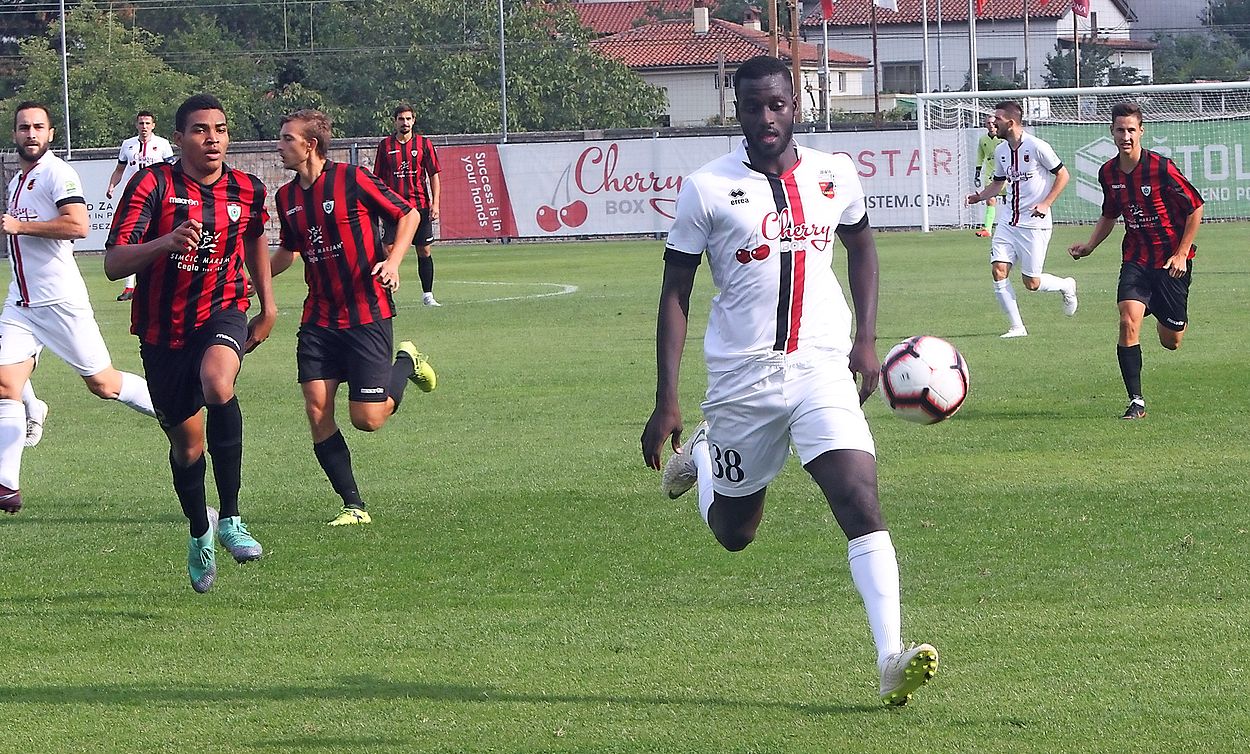 Hà Nội FC chiêu mộ tiền đạo có lý lịch khủng thay thế cho Oseni