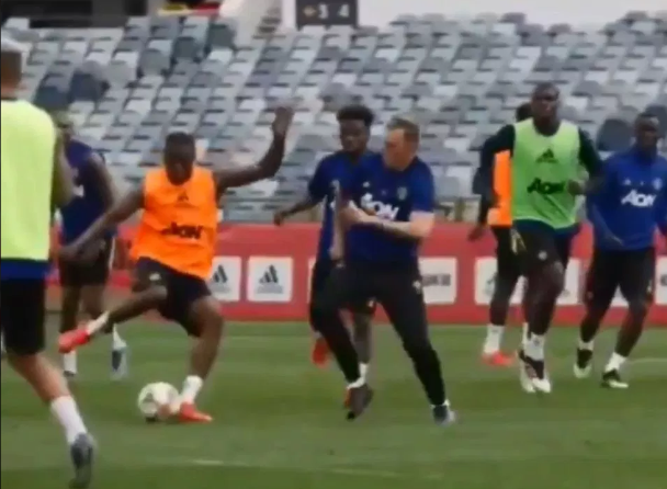 Wan-Bissaka làm choáng váng sân tập của MU với kỹ năng của Cruyff