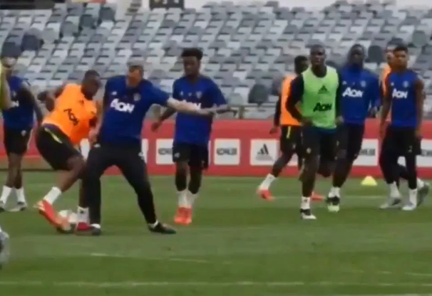 Wan-Bissaka làm choáng váng sân tập của MU với kỹ năng của Cruyff