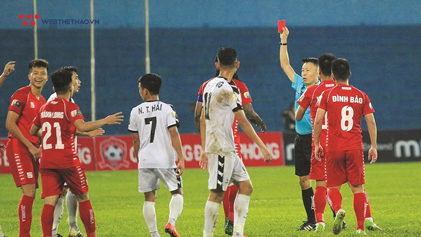 Trọng tài ở V.League gây tranh cãi: Không mới nhưng cứ phải nhắc lại!