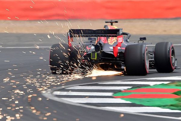 Vòng loại British Grand Prix 2019: Mercedes độc bá, nhưng không có pole cho Hamilton