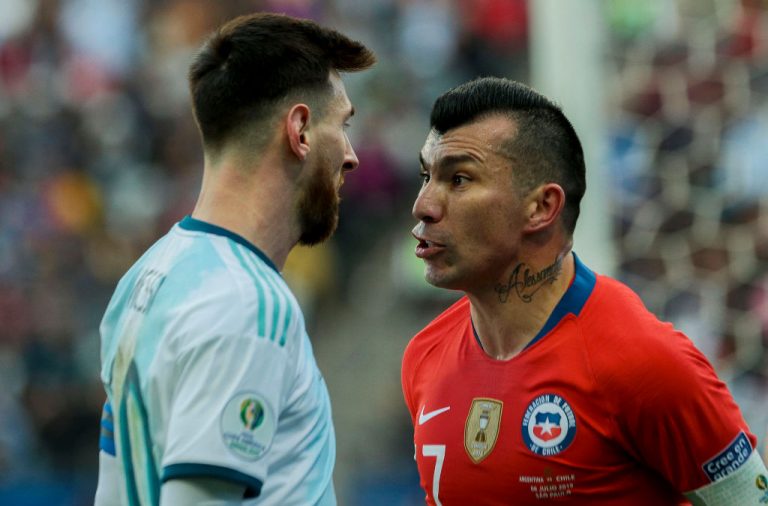 Kẻ thù bất ngờ bảo vệ Messi, trọng tài chính giải thích quyết định rút thẻ đỏ