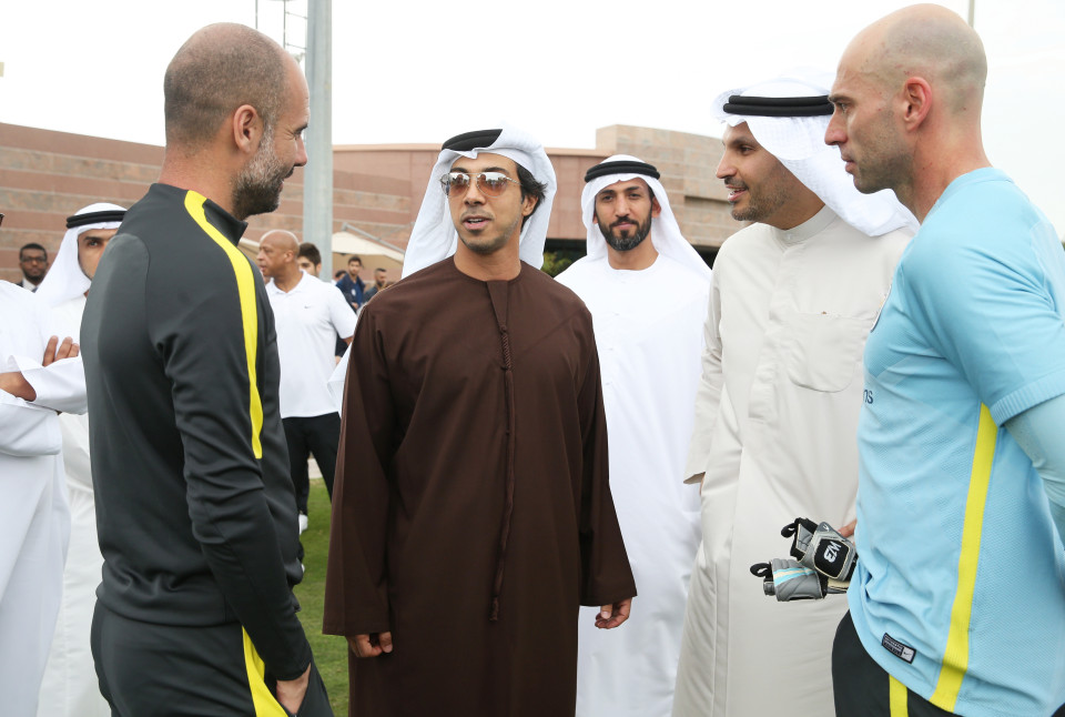So kè sự giàu có giữa Thái tử Saudi Arabia muốn mua MU với ông chủ của Man City
