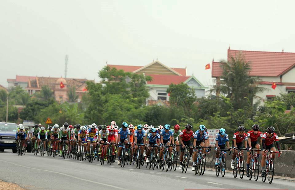 Các tay đua vượt nắng gió, chinh phục gần 200 km tại chặng 2 Cúp Truyền hình 2019