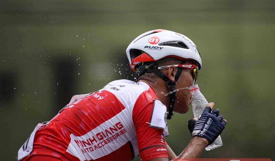 Các tay đua vượt nắng gió, chinh phục gần 200 km tại chặng 2 Cúp Truyền hình 2019