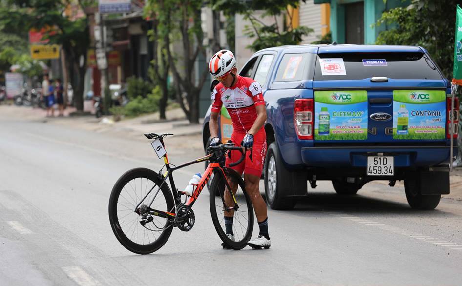 Các tay đua vượt nắng gió, chinh phục gần 200 km tại chặng 2 Cúp Truyền hình 2019
