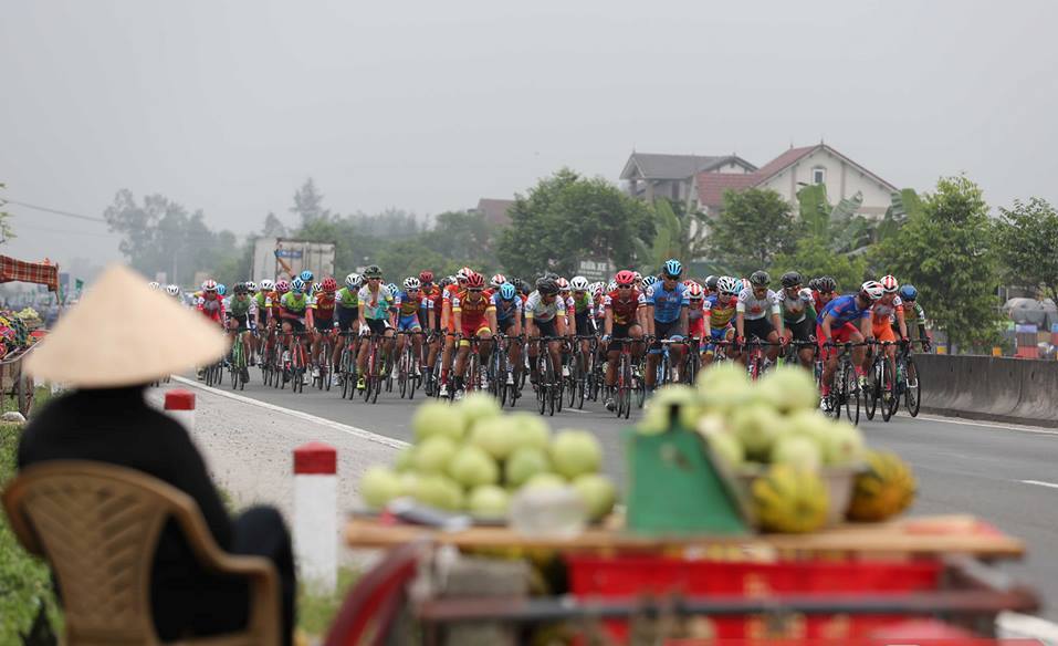 Các tay đua vượt nắng gió, chinh phục gần 200 km tại chặng 2 Cúp Truyền hình 2019