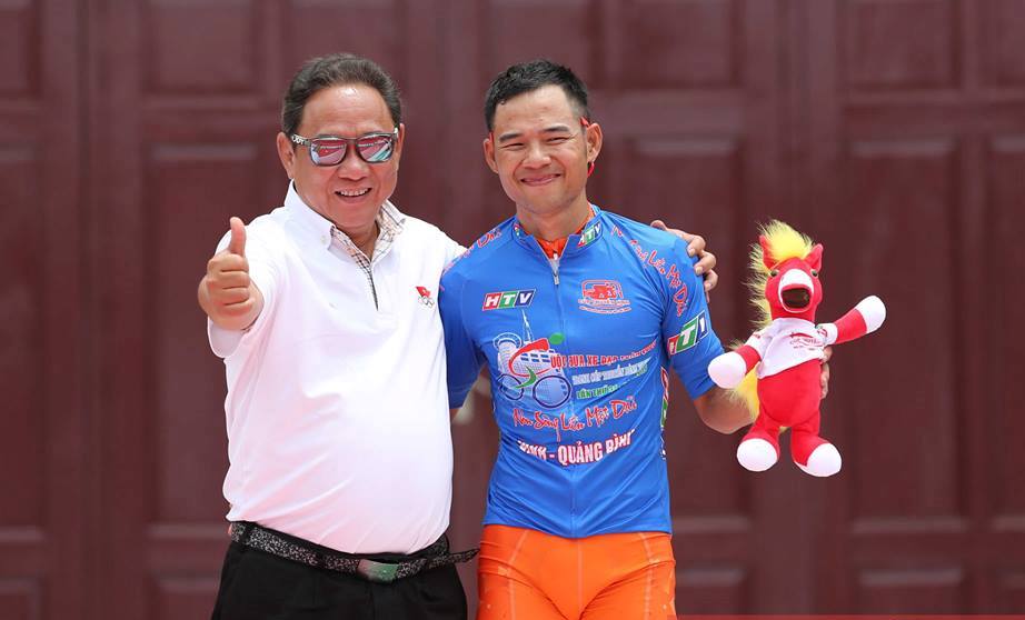 Các tay đua vượt nắng gió, chinh phục gần 200 km tại chặng 2 Cúp Truyền hình 2019