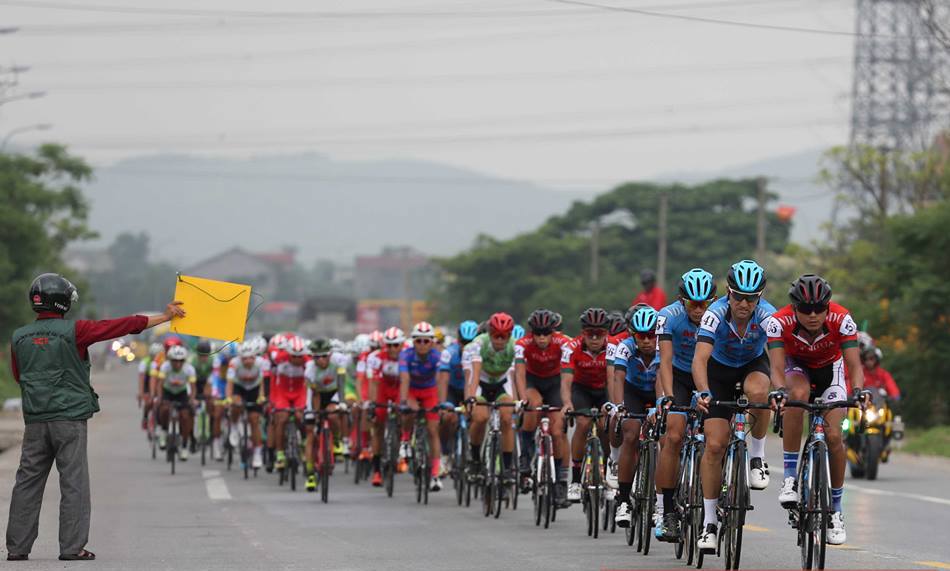 Các tay đua vượt nắng gió, chinh phục gần 200 km tại chặng 2 Cúp Truyền hình 2019