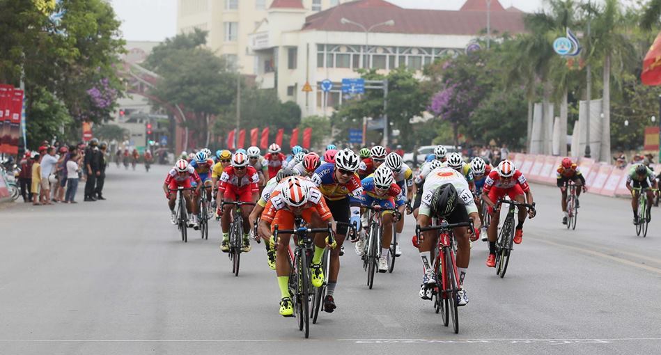 Các tay đua vượt nắng gió, chinh phục gần 200 km tại chặng 2 Cúp Truyền hình 2019