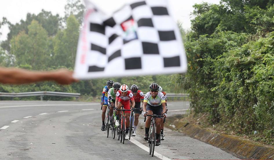 Các tay đua vượt nắng gió, chinh phục gần 200 km tại chặng 2 Cúp Truyền hình 2019