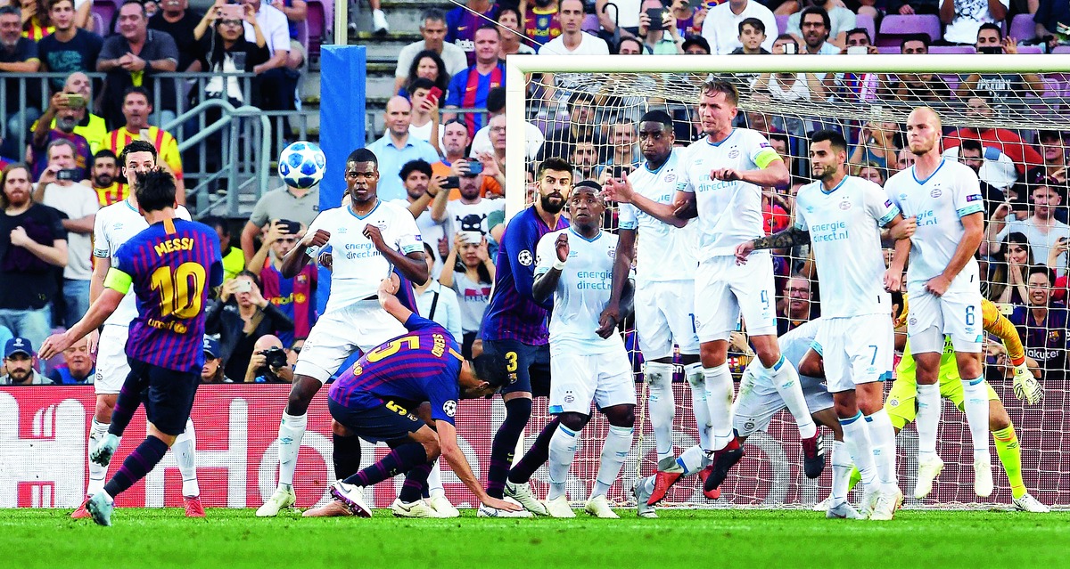 Đối thủ không biết phòng ngự như thế nào khi Messi đá phạt