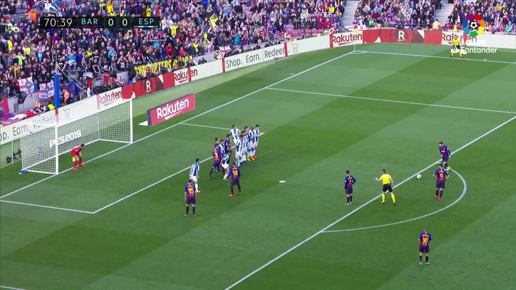 Đối thủ không biết phòng ngự như thế nào khi Messi đá phạt