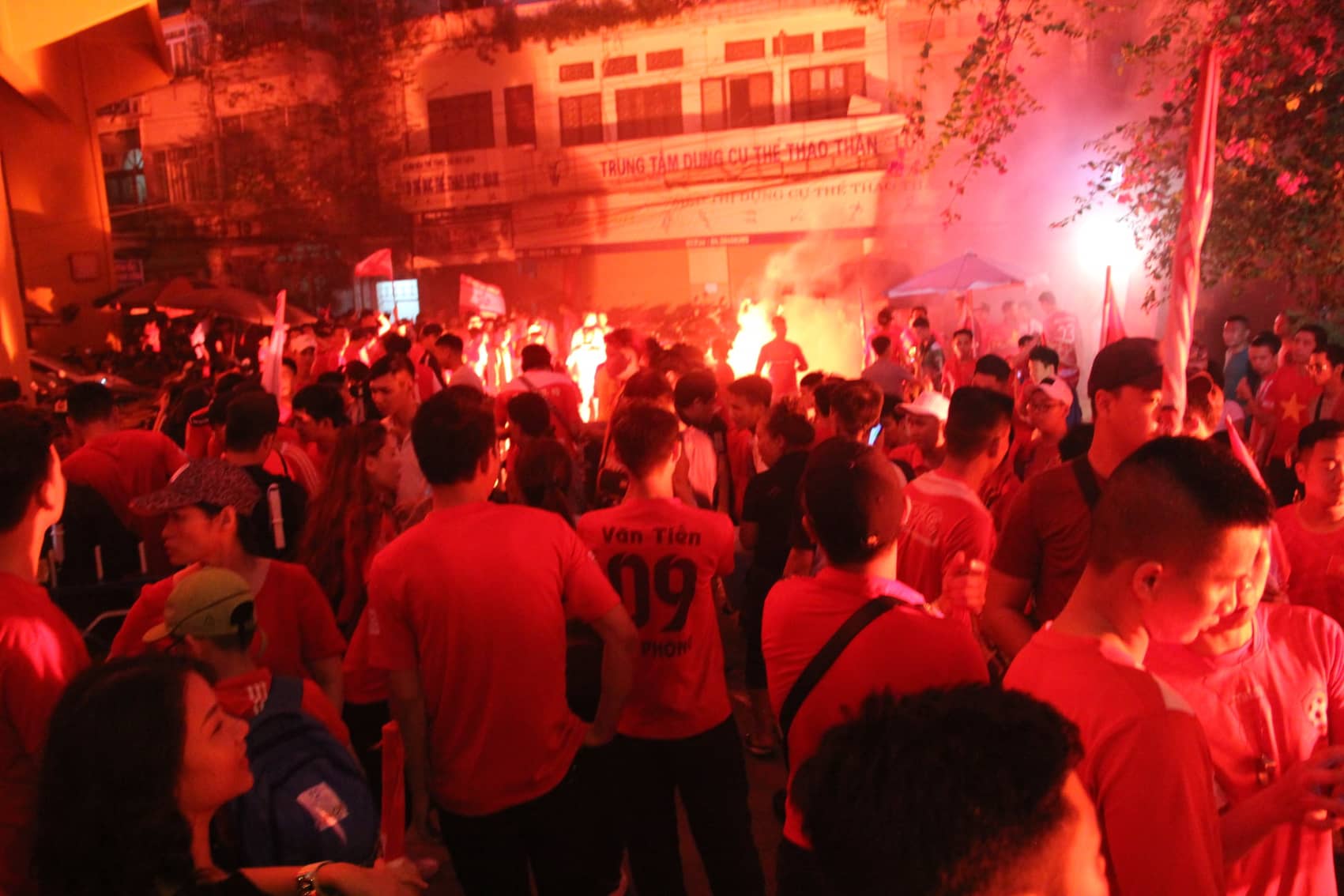 Chùm ảnh: CĐV Hải Phòng đại náo Hàng Đẫy bằng pháo sáng