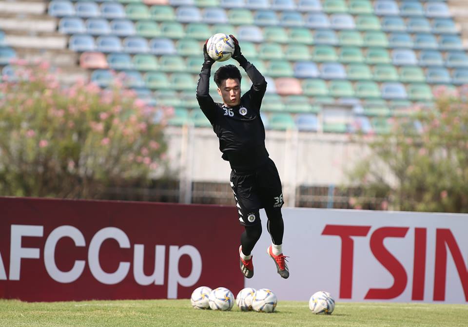 Báo động đỏ cho Bùi Tiến Dũng trong cuộc đua giành suất bắt chính tại SEA Games 30