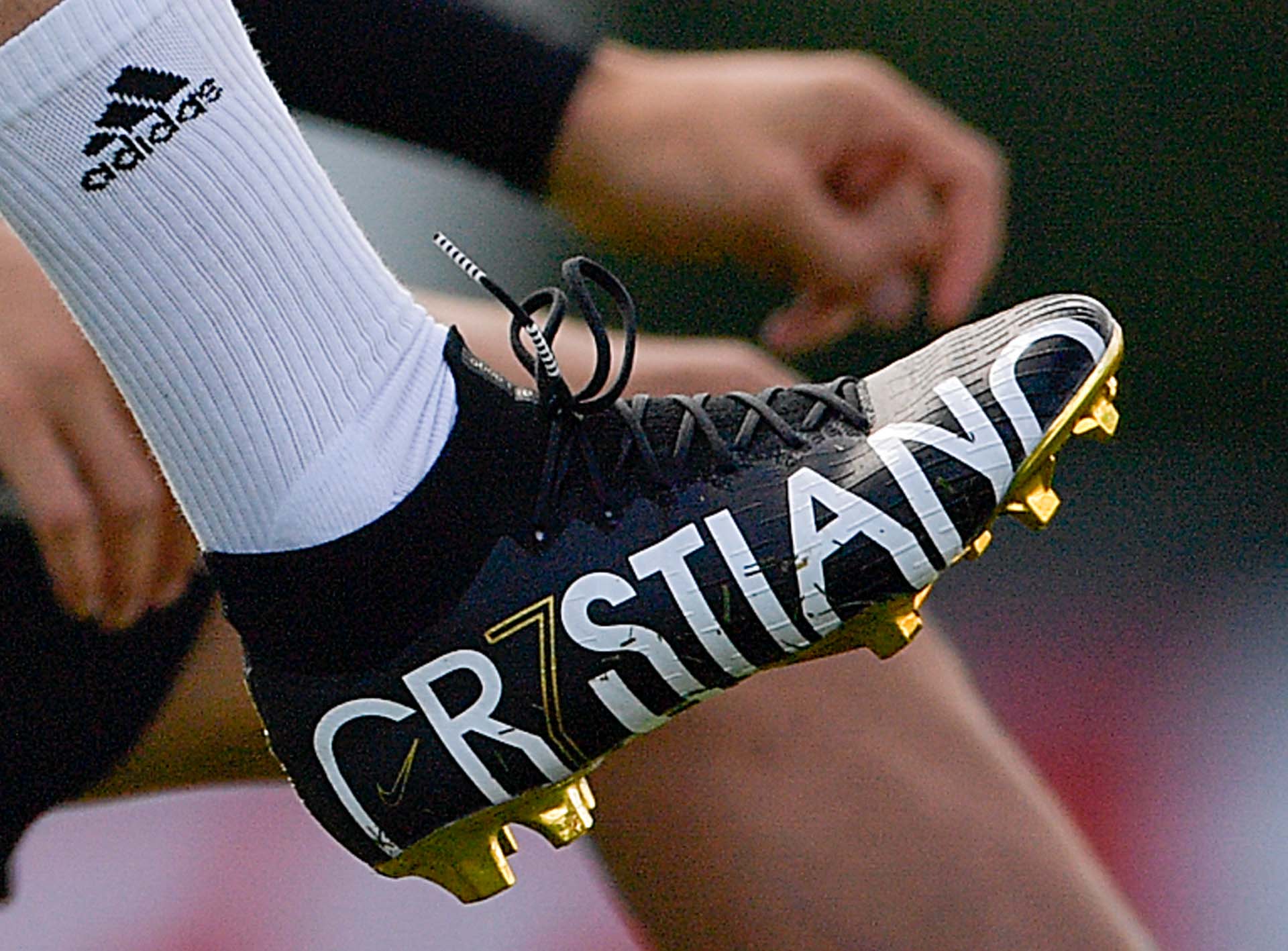 Ronaldo tập với phiên bản đặc biệt Mercurial Superfly của Nike Ronaldo tập với phiên bản đặc biệt Mercurial Superfly của Nike