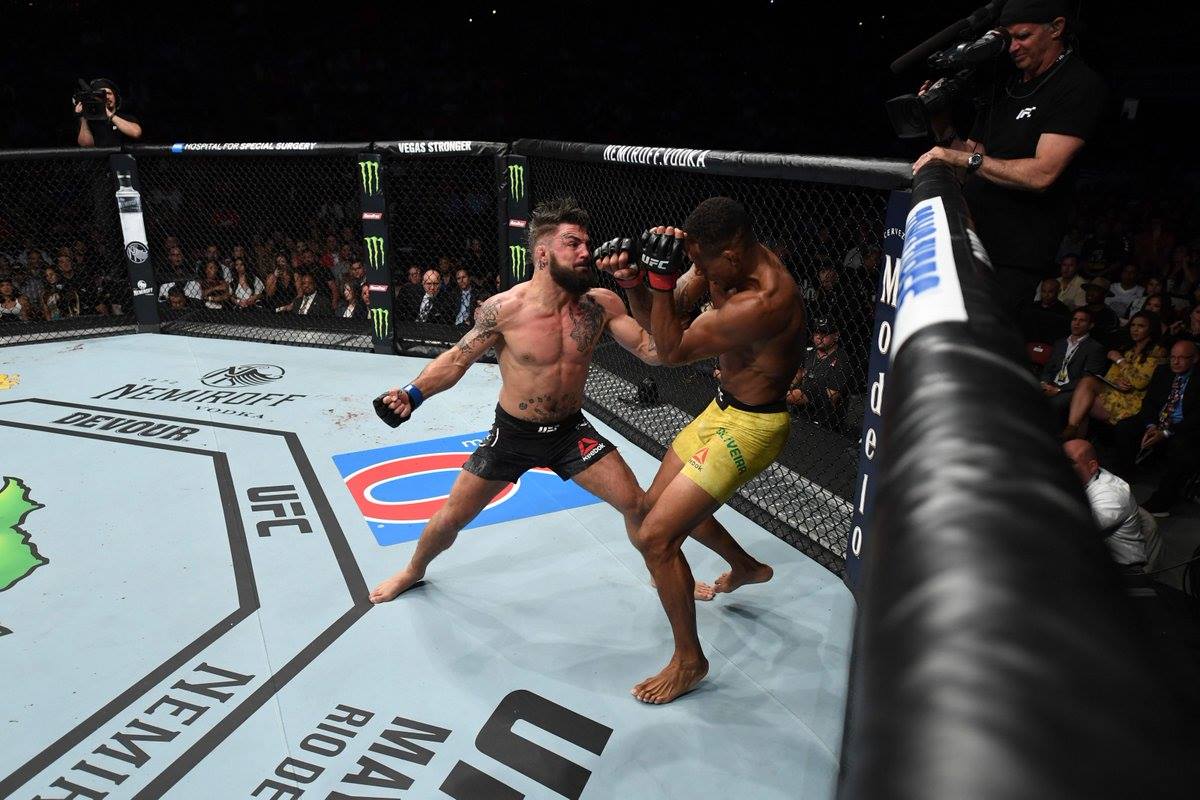 Ronaldo Souza từng cứu mạng Mike Perry khỏi một pha chơi không được khôn Ronaldo Souza từng cứu mạng Mike Perry khỏi một pha chơi không được khôn