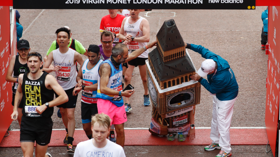 Kỷ lục Guinness trang phục kỳ lạ ‘nổ như mưa’ tại London Marathon 2019 Kỷ lục Guinness trang phục kỳ lạ ‘nổ như mưa’ tại London Marathon 2019