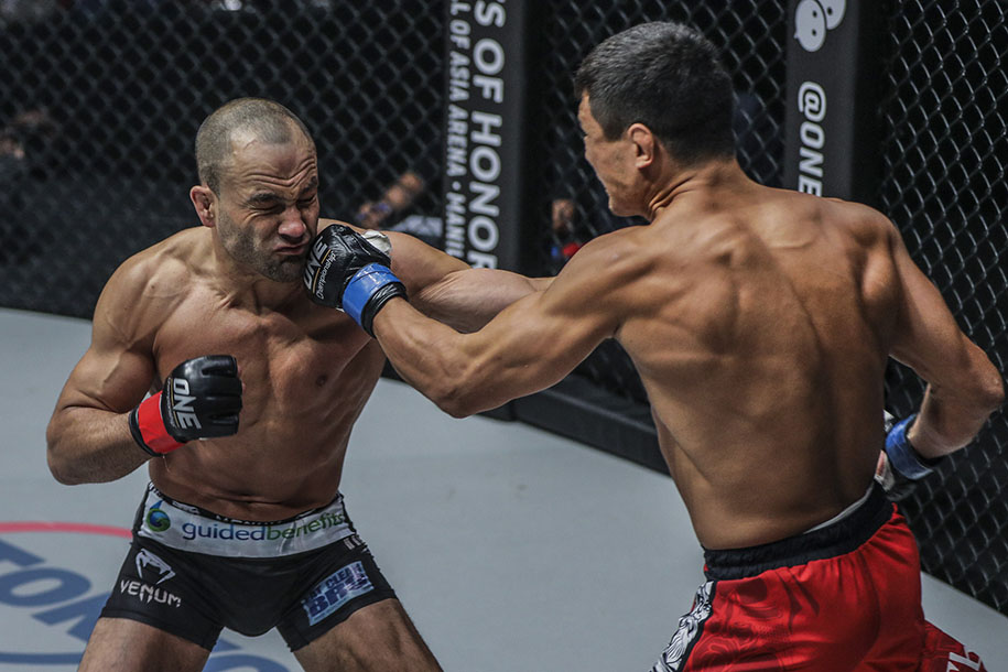 Eddie Alvarez suýt bị xé mất mí mắt tại A New Era Eddie Alvarez suýt bị xé mất mí mắt tại A New Era