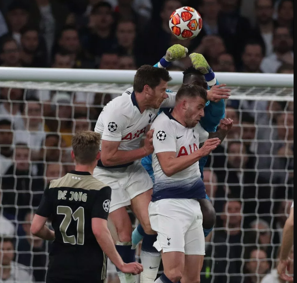 HLV Pochettino và Vertonghen phản ứng thế nào về chỉ trích Tottenham coi thường tính mạng cầu thủ?