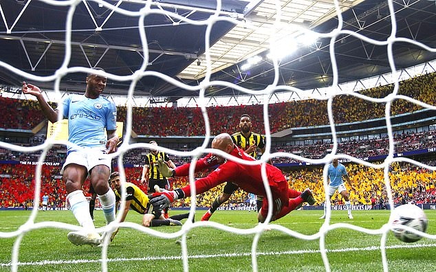 Sterling bị HLV Pep Guardiola lên lớp ngay sau khi lập hat-trick giúp Man City vô địch FA Cup