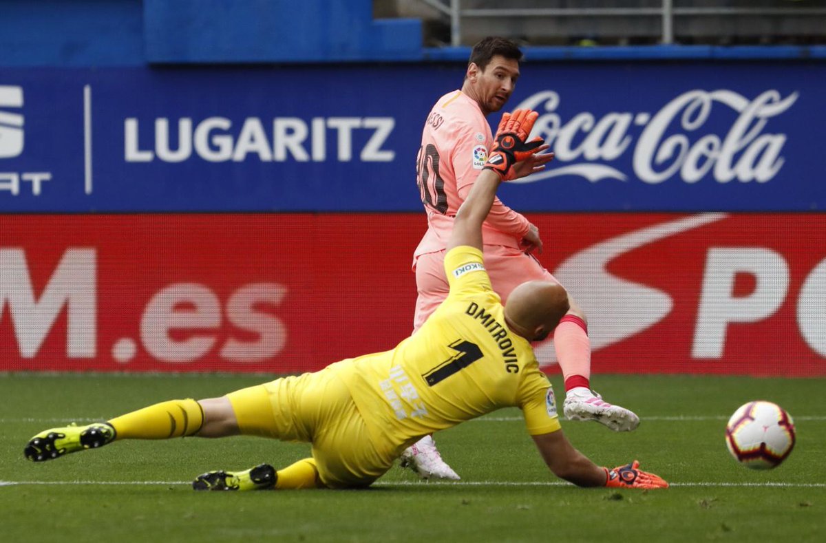 Barca bỏ xa Real Madrid với số điểm không tưởng, Messi san bằng kỷ lục