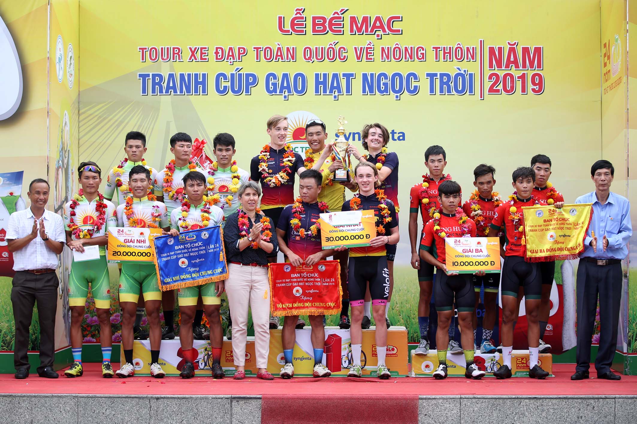 Tay đua 17 tuổi Nguyễn Văn Bình giành áo xanh Giải xe đạp toàn quốc về nông thôn – Tranh Cúp Gạo Hạt Ngọc Trời 2019