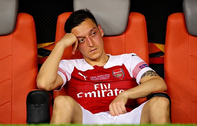 Hazard tiếp tục tạo hố sâu ngăn cách với Ozil giữa hai “số 10”