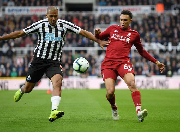 Cựu trọng tài nói Fabinho ăn vạ, Alexander-Arnold không đáng nhận thẻ đỏ