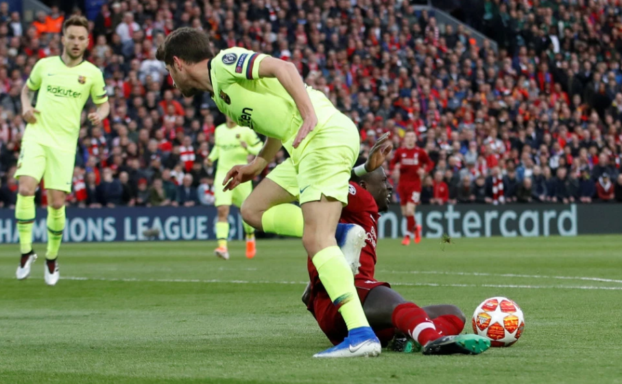 Cựu trọng tài nói gì về pha bóng Robertson dằn mặt Messi?