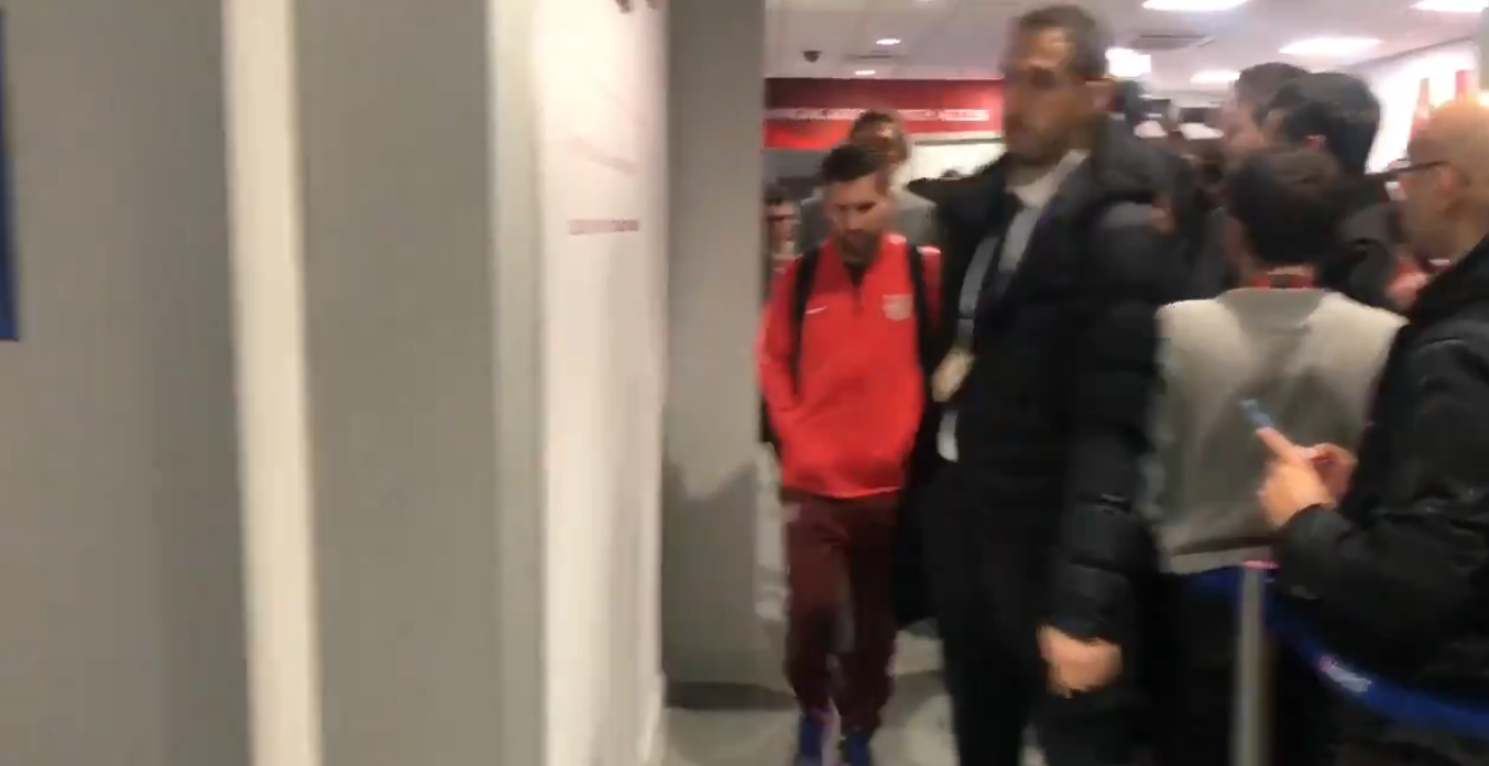 Sau trận thua Liverpool, Messi bị xe bus Barca bỏ rơi khi ra sân bay
