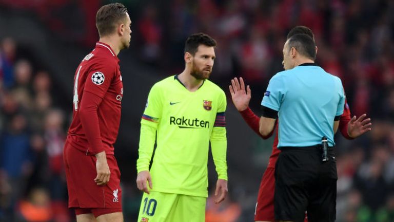 Cựu trọng tài nói gì về pha bóng Robertson dằn mặt Messi?