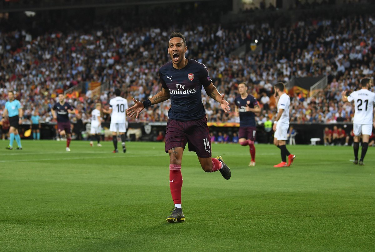 CĐV Valencia có hành động xấu xí với Ozil và Aubameyang