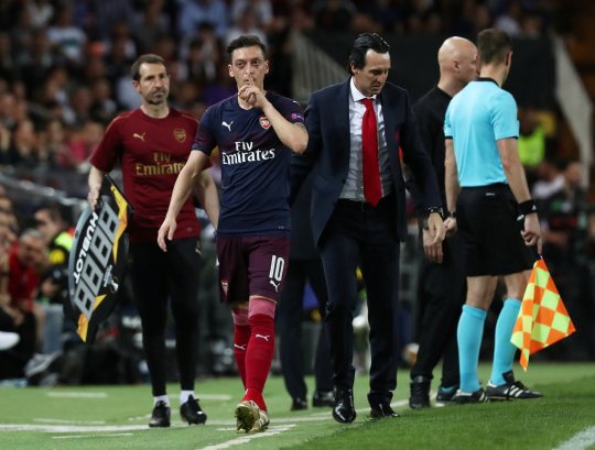 CĐV Valencia có hành động xấu xí với Ozil và Aubameyang