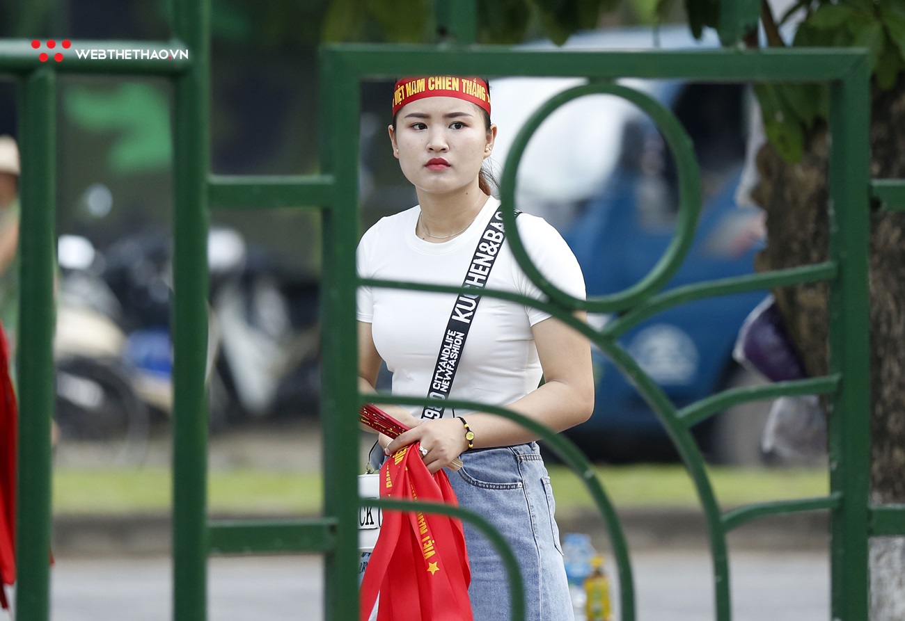 Chùm ảnh: Những cô gái bán cờ xinh đẹp hâm nóng sân Việt Trì trước trận U23 Việt Nam