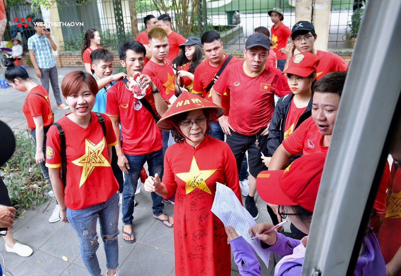 Chùm ảnh: Những cô gái bán cờ xinh đẹp hâm nóng sân Việt Trì trước trận U23 Việt Nam