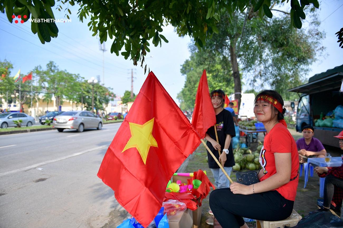 Chùm ảnh: Những cô gái bán cờ xinh đẹp hâm nóng sân Việt Trì trước trận U23 Việt Nam