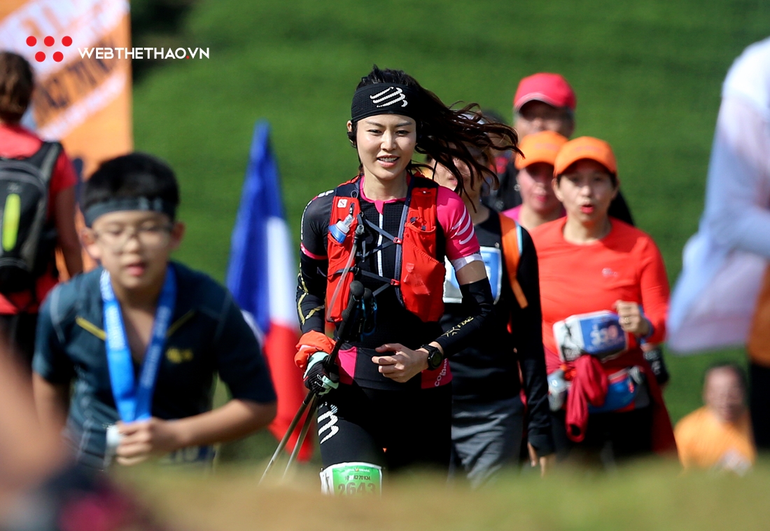 Hoa hậu Thu Thủy rạng ngời trên đường chạy Vietnam Trail Marathon 2019