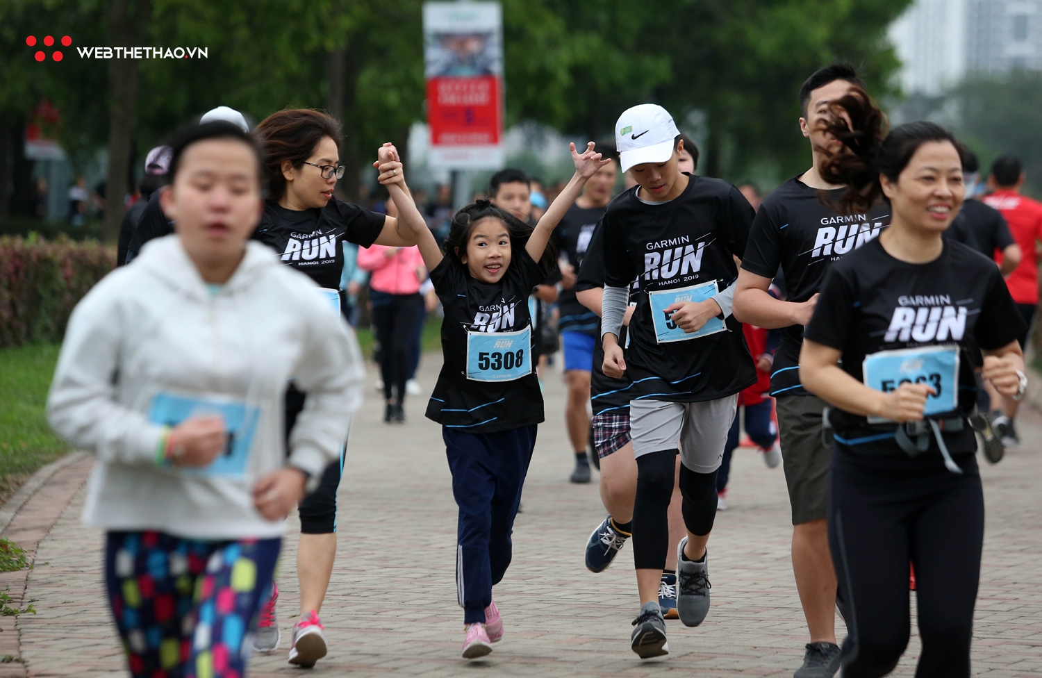 Hàng trăm runner sải bước tại Garmin Run Hanoi 2019 dưới cái lạnh 15 độ