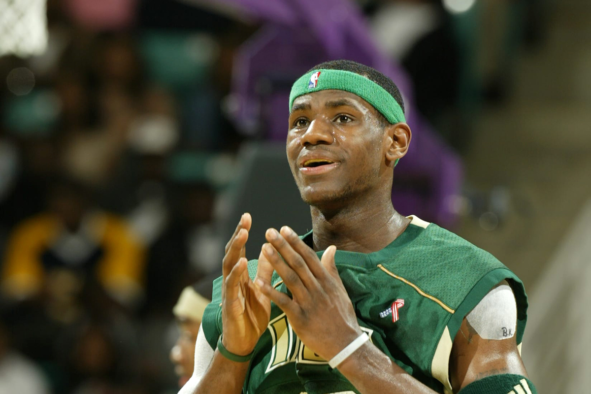 Cầm trên tay tờ séc triệu đô ở tuổi 18, LeBron James đã làm gì?