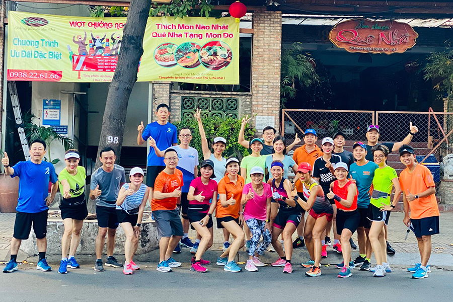 Runner Sài thành chạy xuyên bóng tối, múa chân vẽ số 2020 mừng năm mới khởi sắc Runner Sài thành chạy xuyên bóng tối, múa chân vẽ số 2020 mừng năm mới khởi sắc