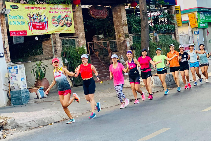 Runner Sài thành chạy xuyên bóng tối, múa chân vẽ số 2020 mừng năm mới khởi sắc Runner Sài thành chạy xuyên bóng tối, múa chân vẽ số 2020 mừng năm mới khởi sắc