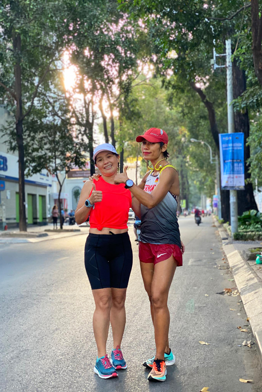 Runner Sài thành chạy xuyên bóng tối, múa chân vẽ số 2020 mừng năm mới khởi sắc Runner Sài thành chạy xuyên bóng tối, múa chân vẽ số 2020 mừng năm mới khởi sắc