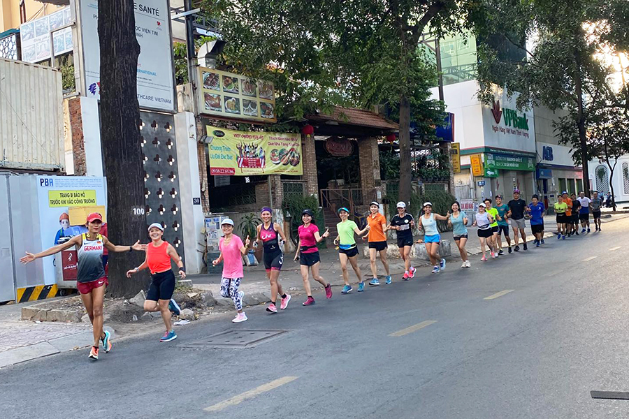 Runner Sài thành chạy xuyên bóng tối, múa chân vẽ số 2020 mừng năm mới khởi sắc Runner Sài thành chạy xuyên bóng tối, múa chân vẽ số 2020 mừng năm mới khởi sắc