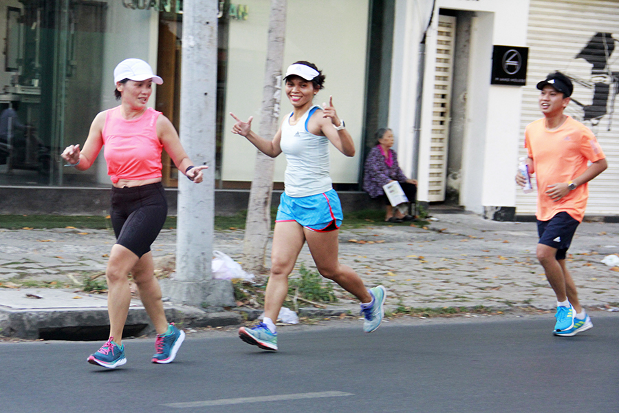 Runner Sài thành chạy xuyên bóng tối, múa chân vẽ số 2020 mừng năm mới khởi sắc Runner Sài thành chạy xuyên bóng tối, múa chân vẽ số 2020 mừng năm mới khởi sắc