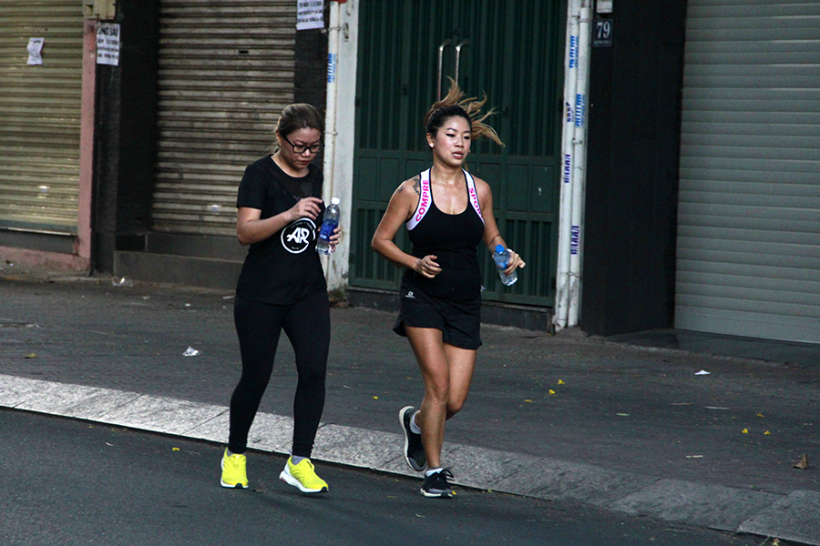 Runner Sài thành chạy xuyên bóng tối, múa chân vẽ số 2020 mừng năm mới khởi sắc Runner Sài thành chạy xuyên bóng tối, múa chân vẽ số 2020 mừng năm mới khởi sắc