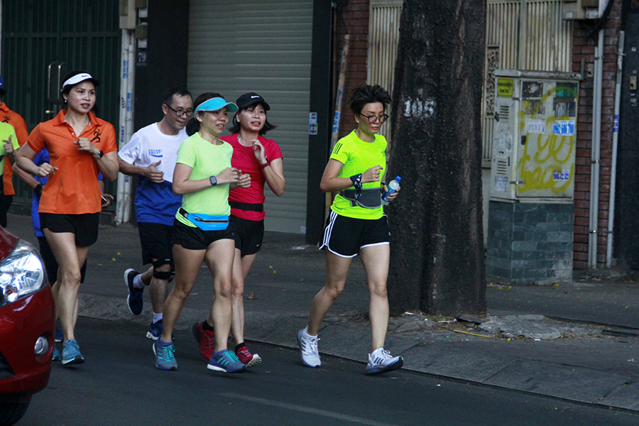 Runner Sài thành chạy xuyên bóng tối, múa chân vẽ số 2020 mừng năm mới khởi sắc Runner Sài thành chạy xuyên bóng tối, múa chân vẽ số 2020 mừng năm mới khởi sắc