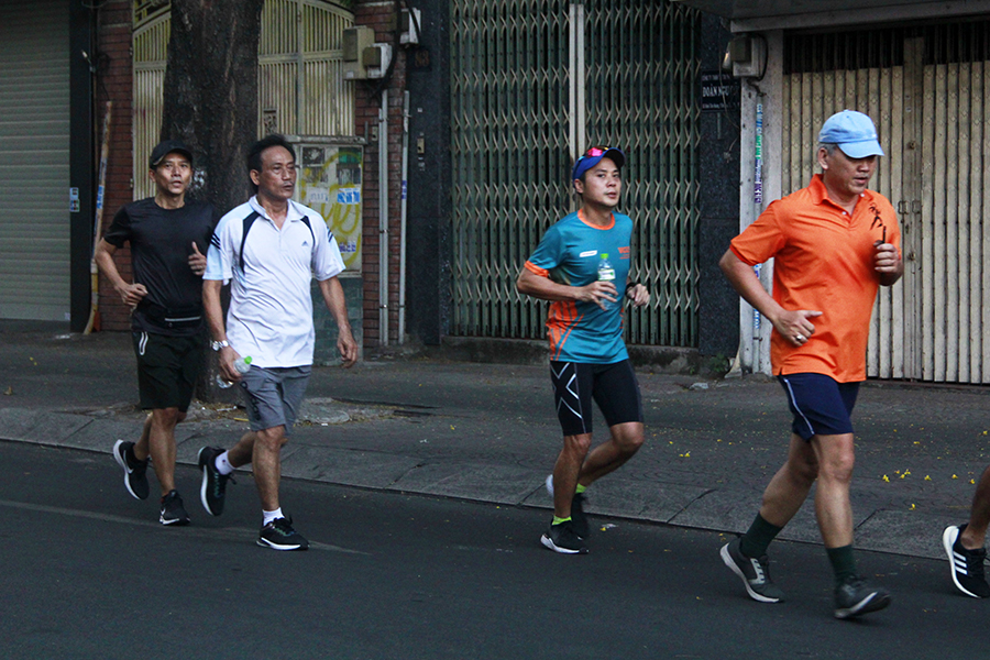 Runner Sài thành chạy xuyên bóng tối, múa chân vẽ số 2020 mừng năm mới khởi sắc Runner Sài thành chạy xuyên bóng tối, múa chân vẽ số 2020 mừng năm mới khởi sắc